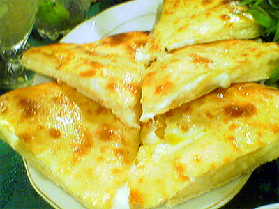 Запеченный картофель, куриные ножки и хачапури с сыром
